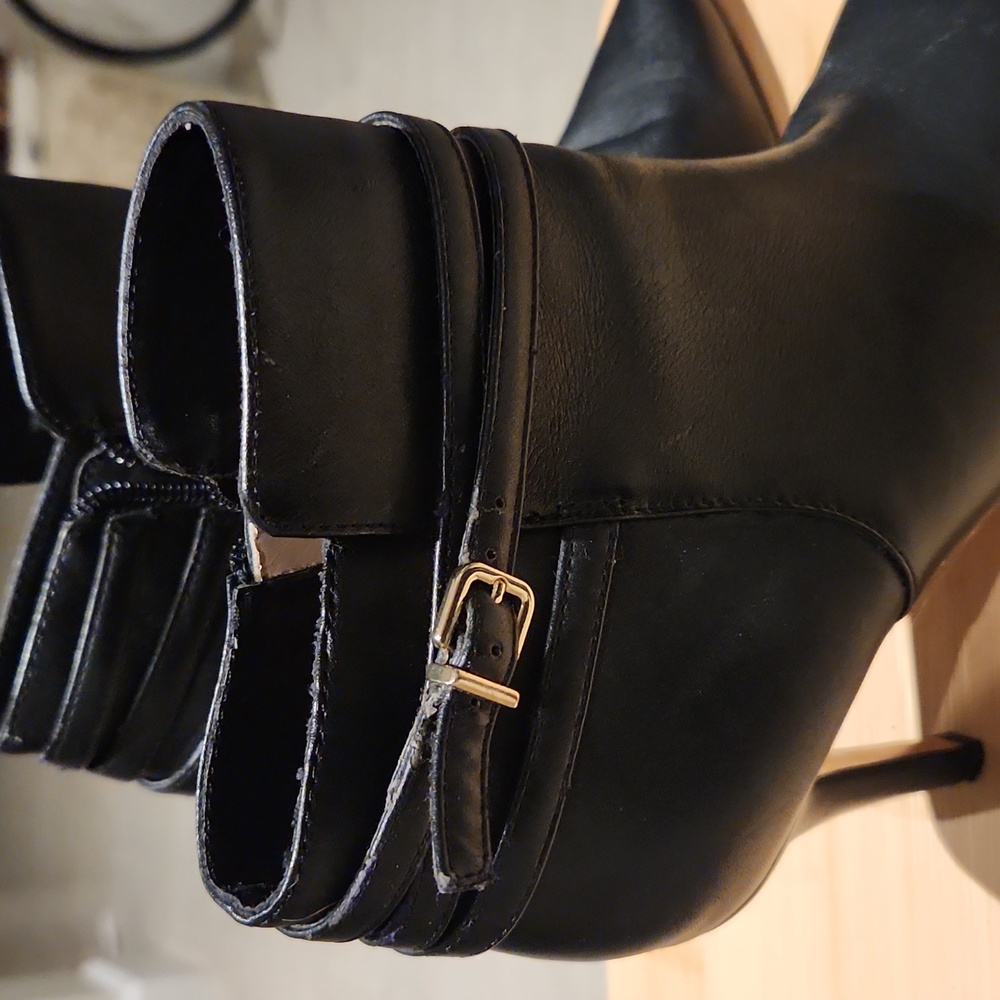 Saks Fifth Avenue Black Label women's pointed heeled ankle boot sz 7.5 - Picture 6 of 6